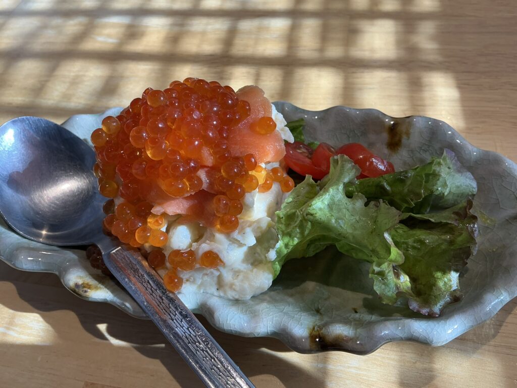 魚義のいくらとサーモンのポテトサラダ