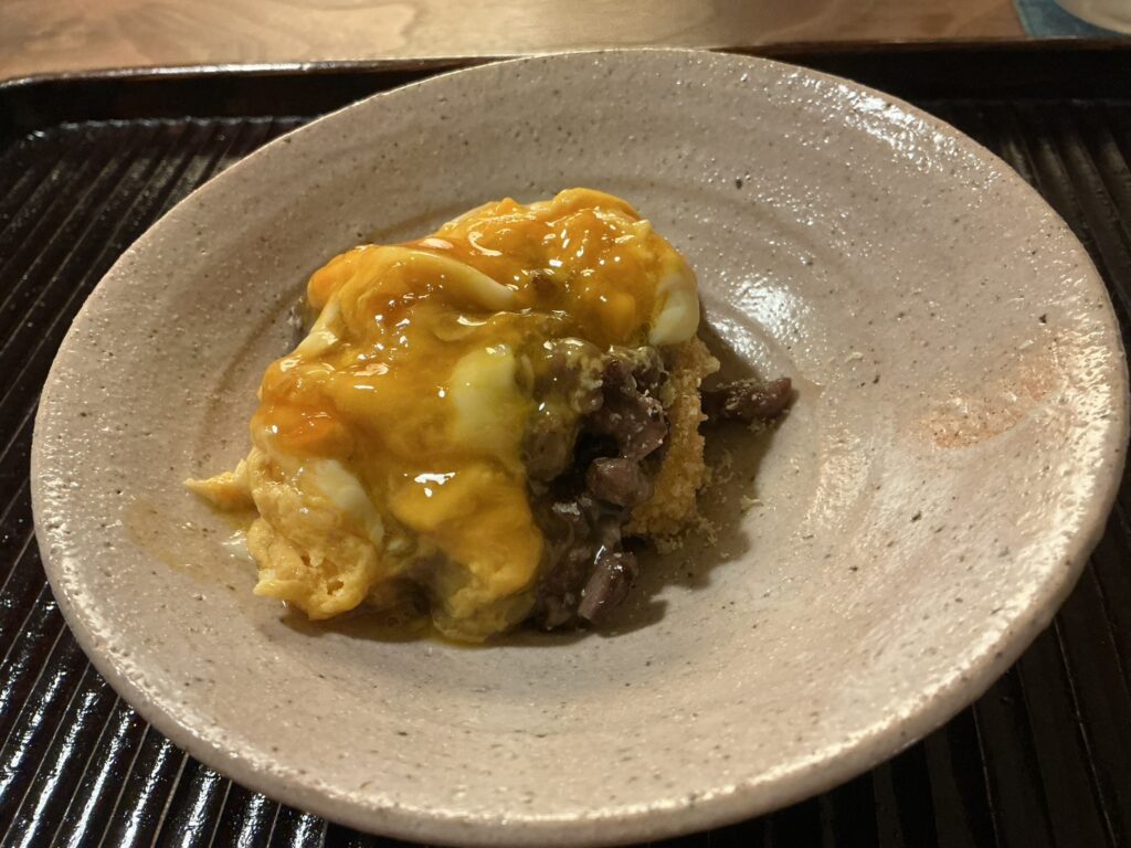 鎌倉北じまのスネ肉の薪焼きとナスのおかき揚げ