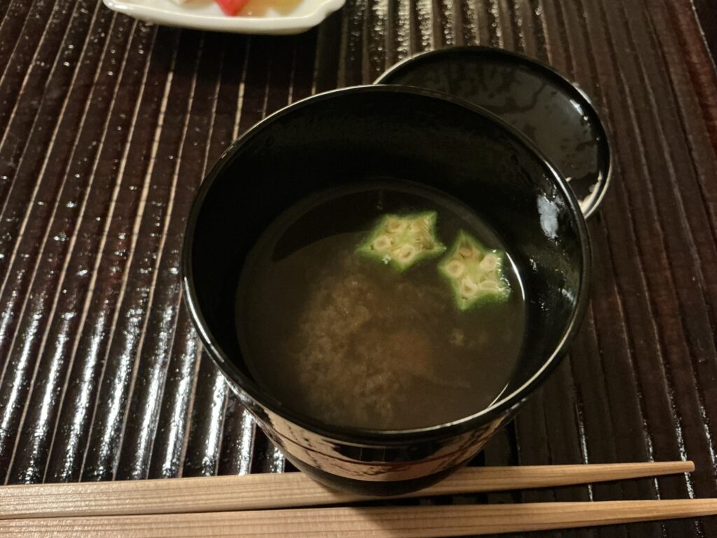 鎌倉北じまのオクラと朧コンブの赤出汁