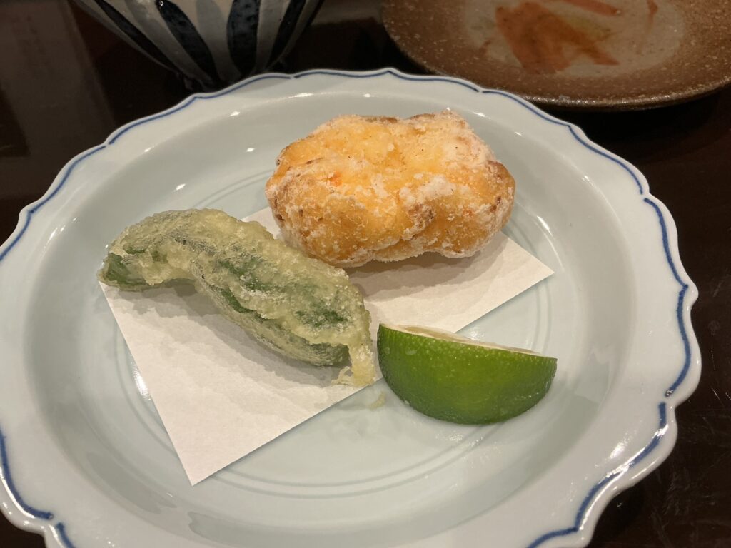 酒亭田中の車海老の海老真丈揚げ　山科唐辛子