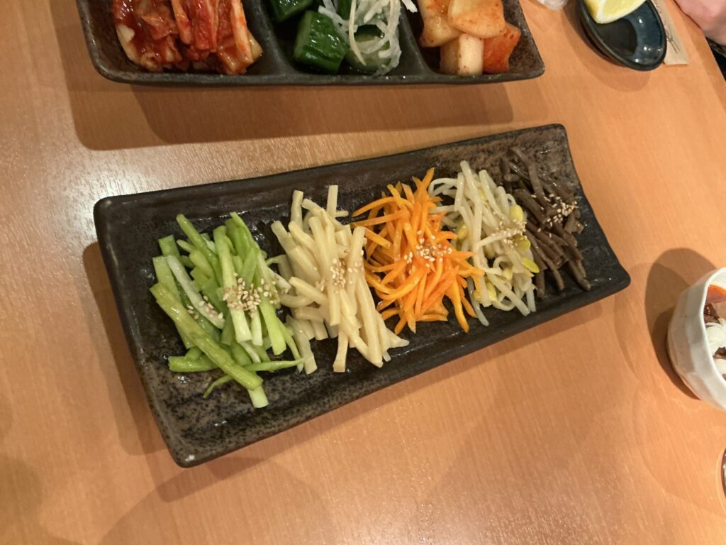 焼肉しみずのナムル盛り