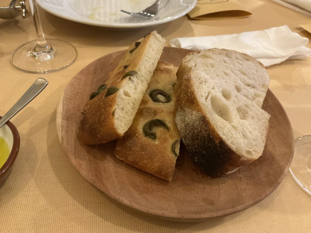 ヴィンチスグラッシのカンパーニュとフォカッチャ