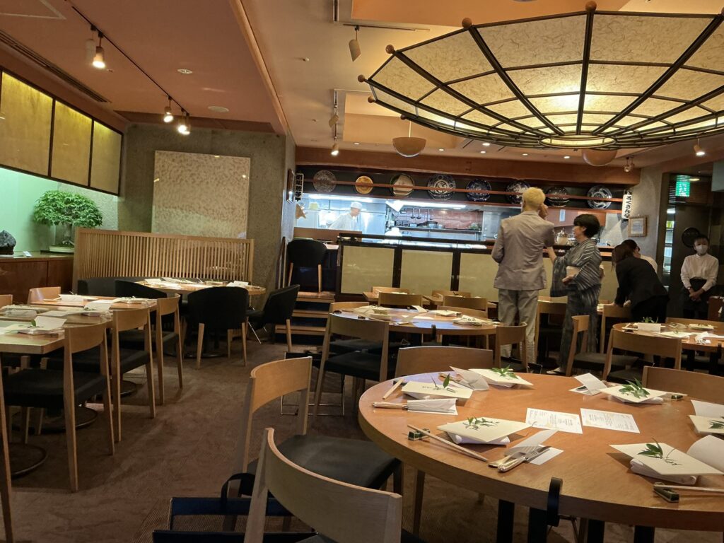 銀座ろくさん亭の店内