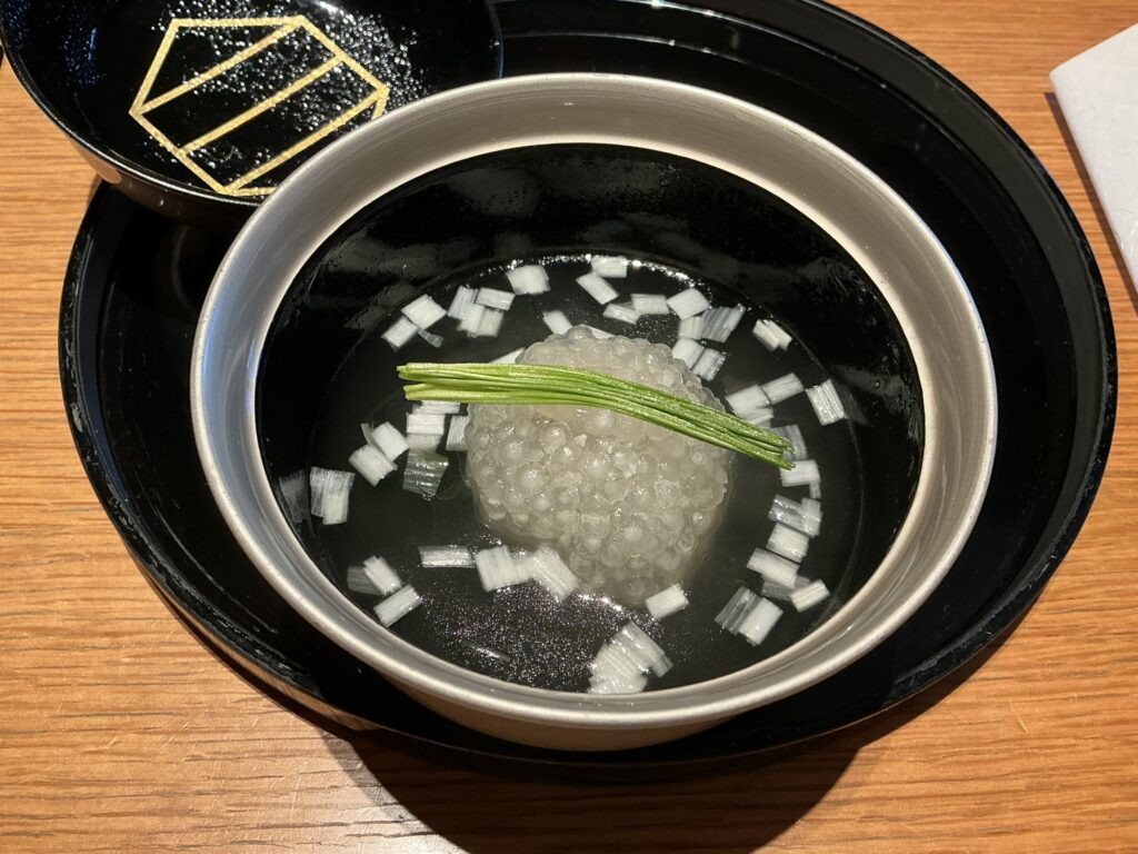 銀座ろくさん亭のすっぽんタピオカ饅頭　芽葱　露生姜