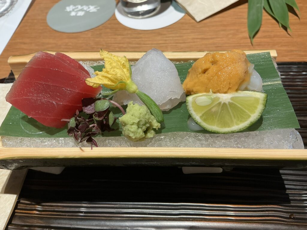 銀座ろくさん亭の美しく夏姿　本日の一番魚四種盛り　あしらい色々