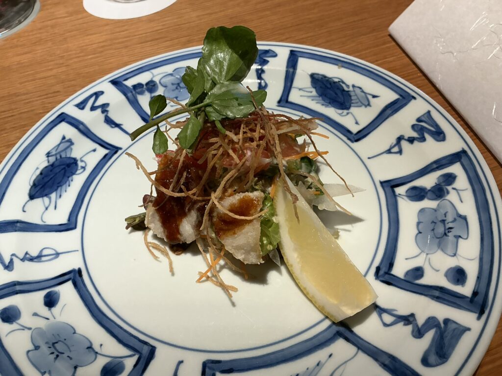 銀座ろくさん亭の鱸唐揚　楽しみサラダ　キヌアドレッシング