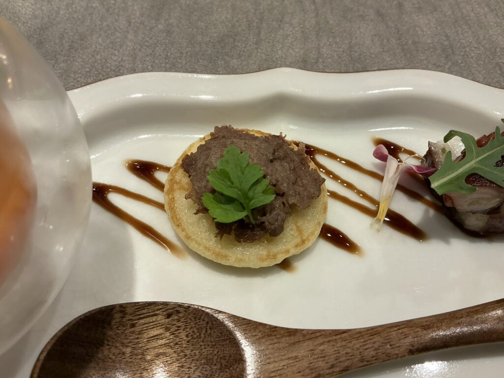 鉄板焼美安のロシアのパンケーキ、リエット乗せ