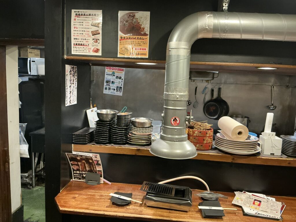 赤身焼肉ホルモン研磨の店内