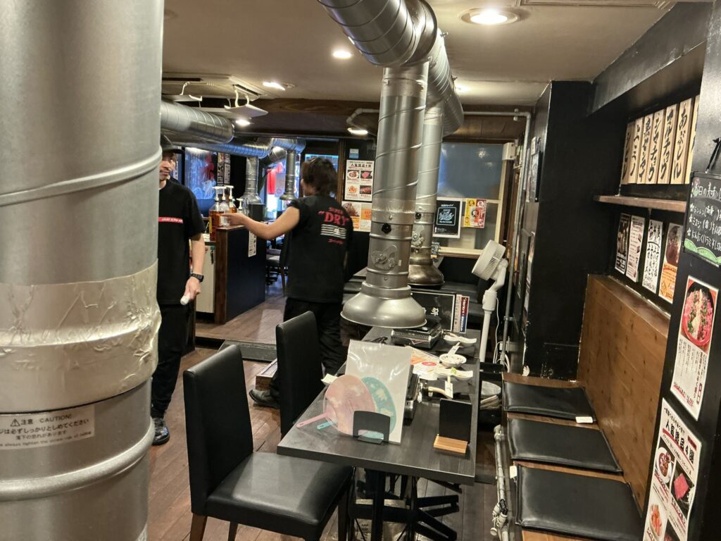 赤身焼肉ホルモン研磨の店内