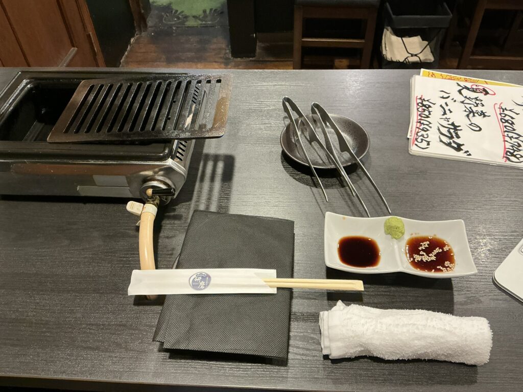 赤身焼肉ホルモン研磨のテーブルセット