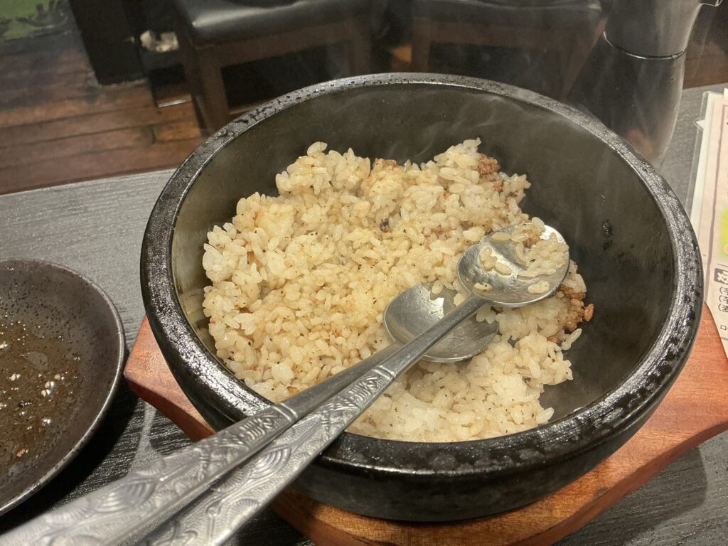 赤身焼肉ホルモン研磨の石焼きガーリックライス