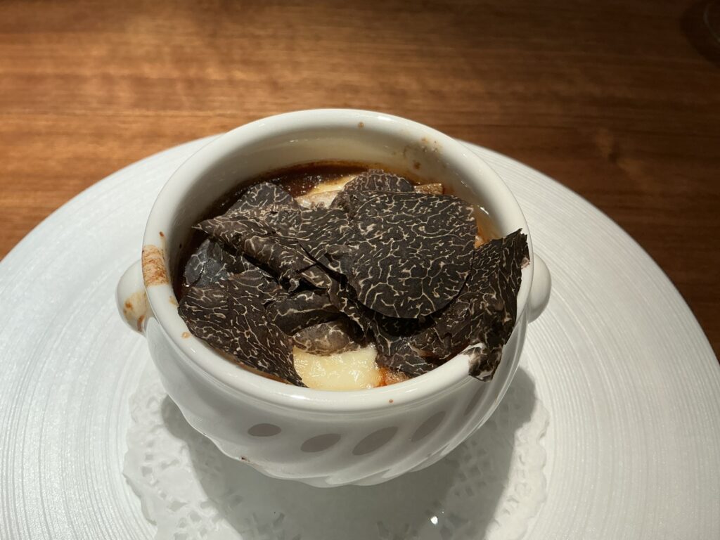 ユマニテのトリッパのオニオンスープ
