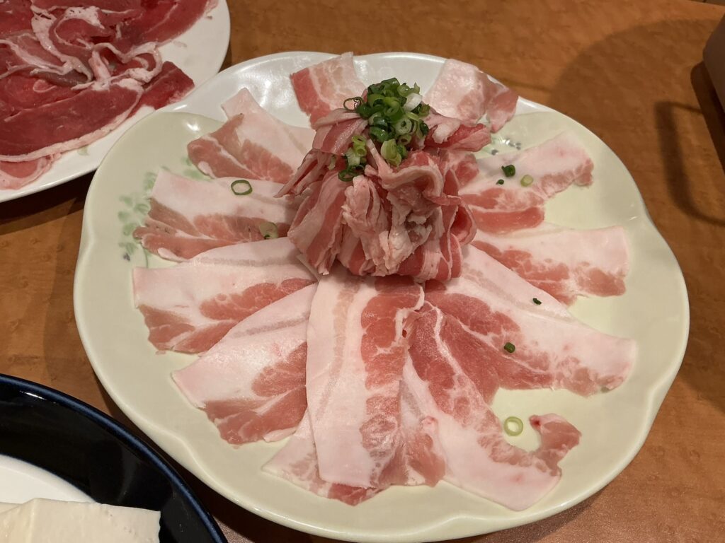 完全個室肉寿司彩・八馬の牛肉と豚肉