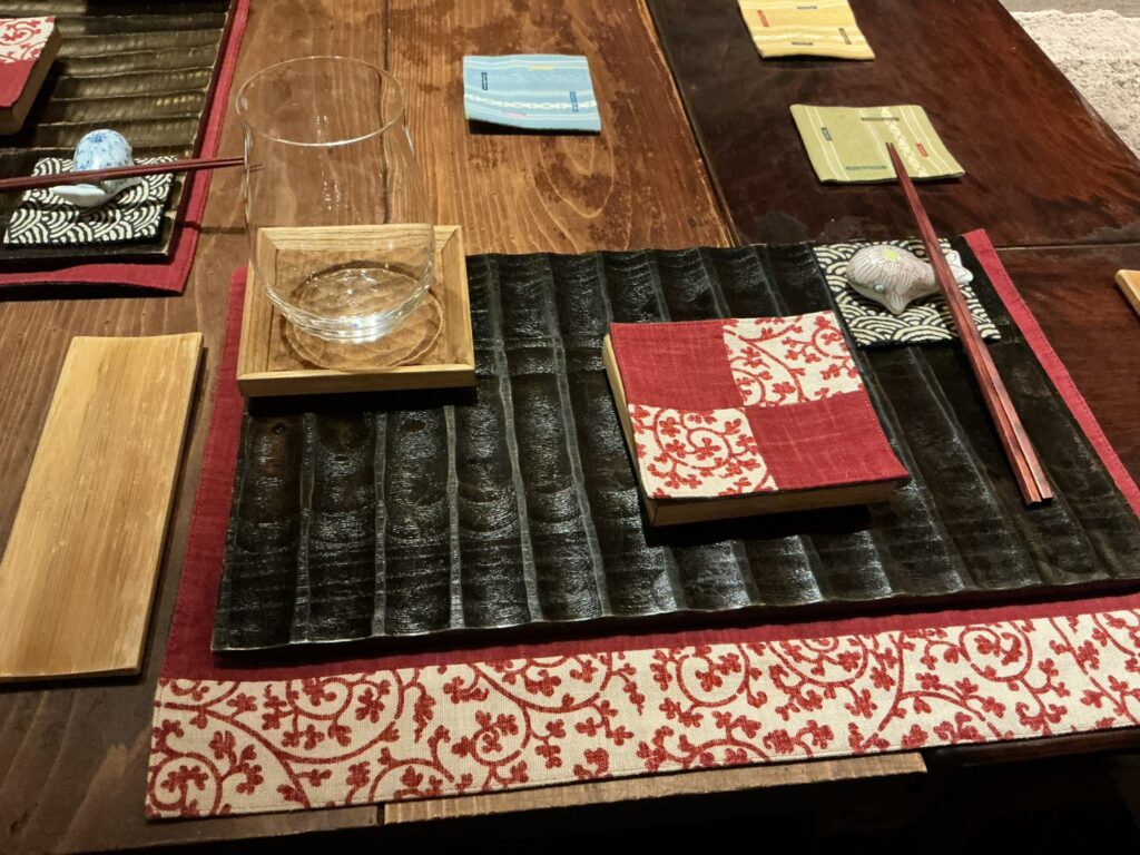 食滋楽のテーブルセット