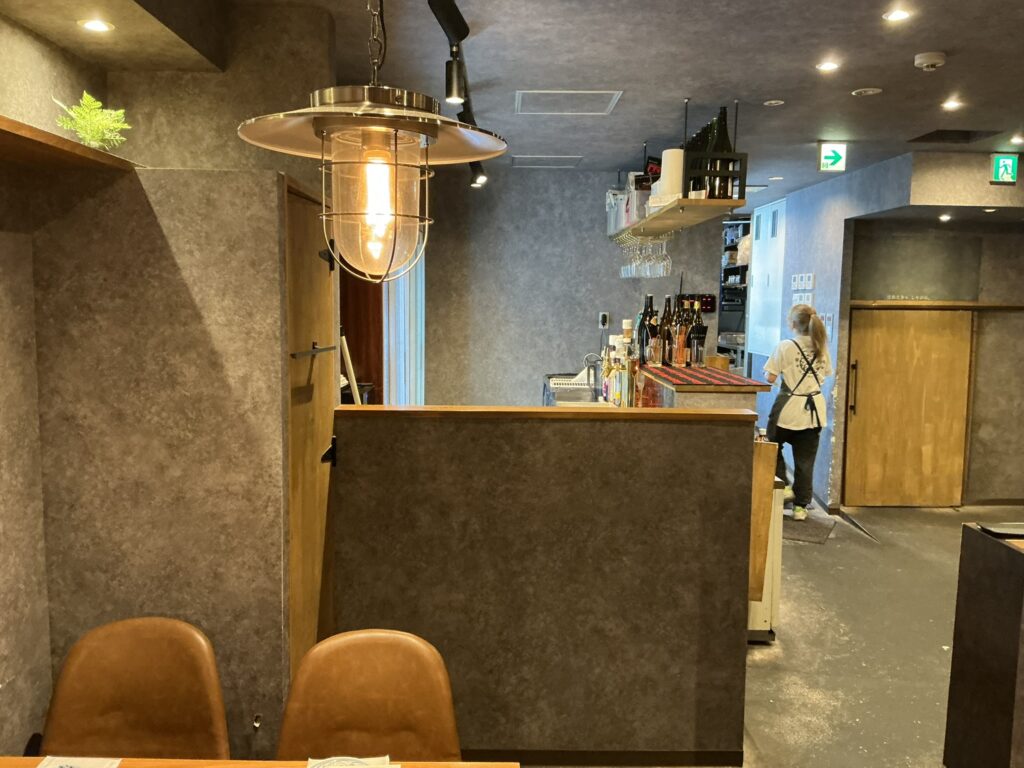 さかながはねての店内