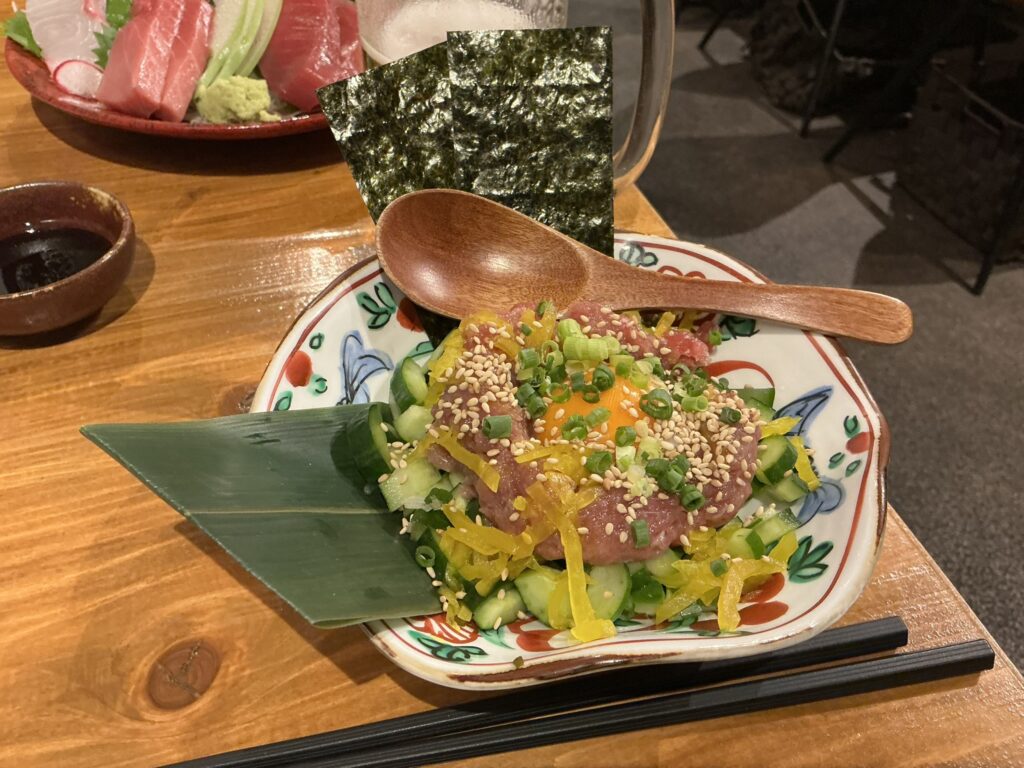 さかながはねてのトロ択ユッケ