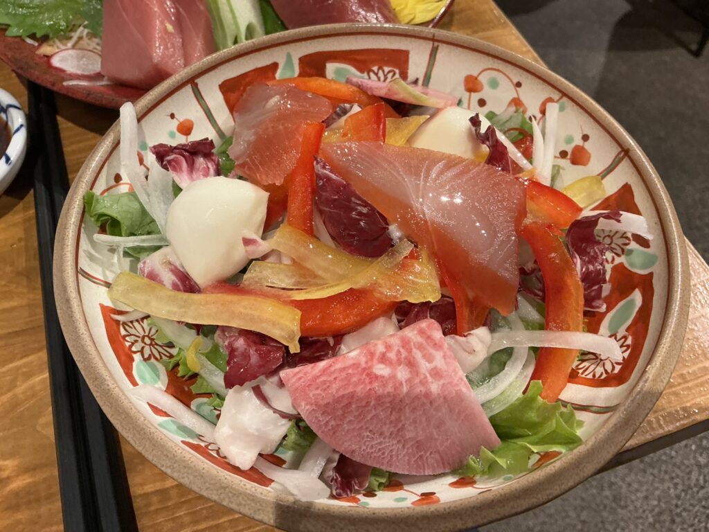 さかながはねての鮪生ハムと1口モッツァレラチーズのサラダ仕立て