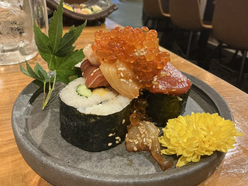 さかながはねてのこぼれいくらと海鮮太巻き
