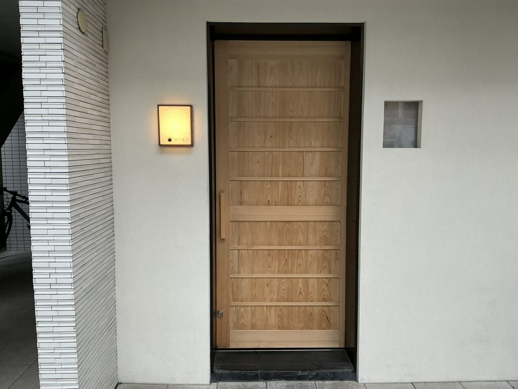 すし良月の玄関