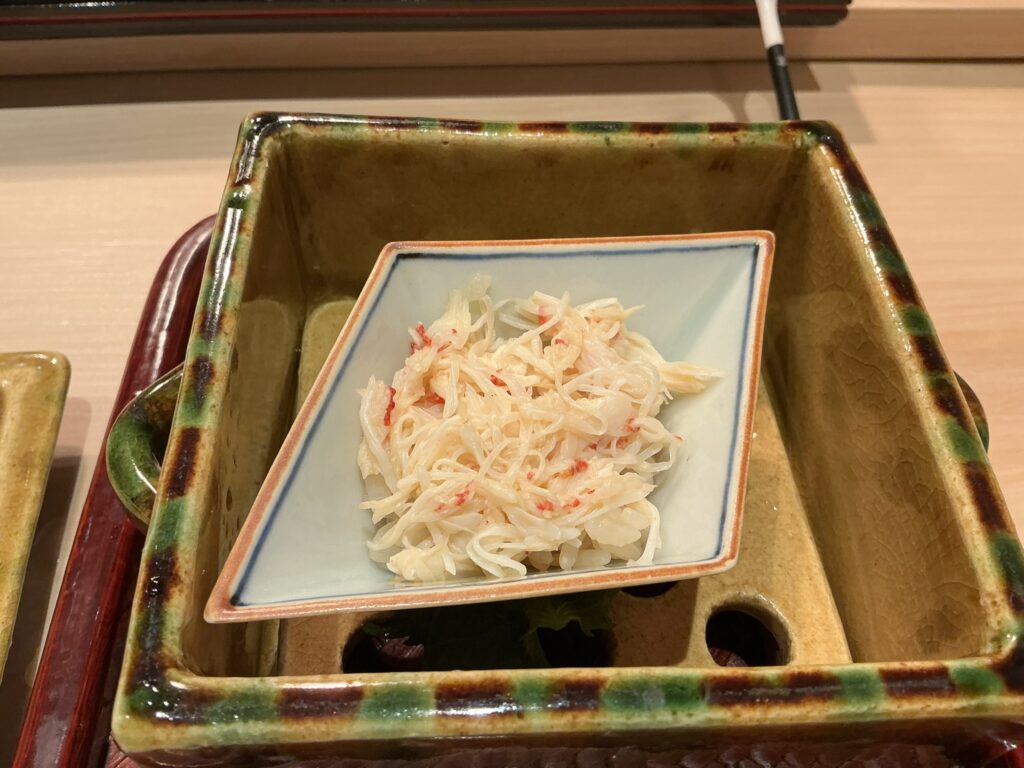 すし良月のケガニの蒸し寿司