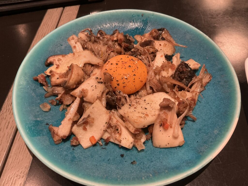 バルデエスパーニャペロのきのこのプランチャ　ガンバラ風　卵黄のサルサイン