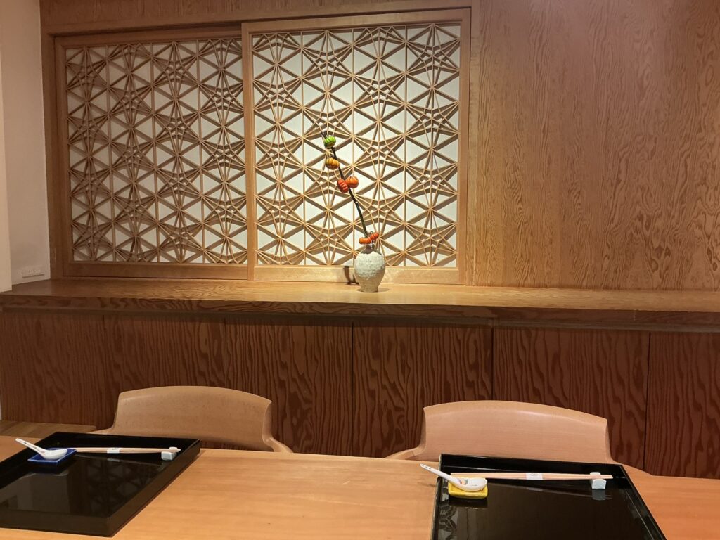 日本料理四四A2の店内