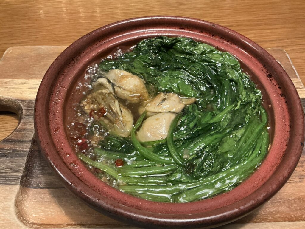 ニュー貝殻荘の牡蠣とほうれん草のアヒージョ