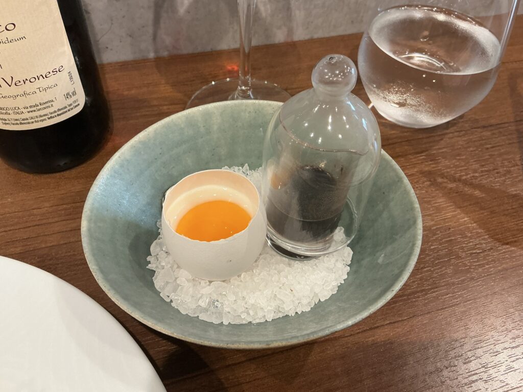 ラクルールデテの卵黄と赤ワインソース