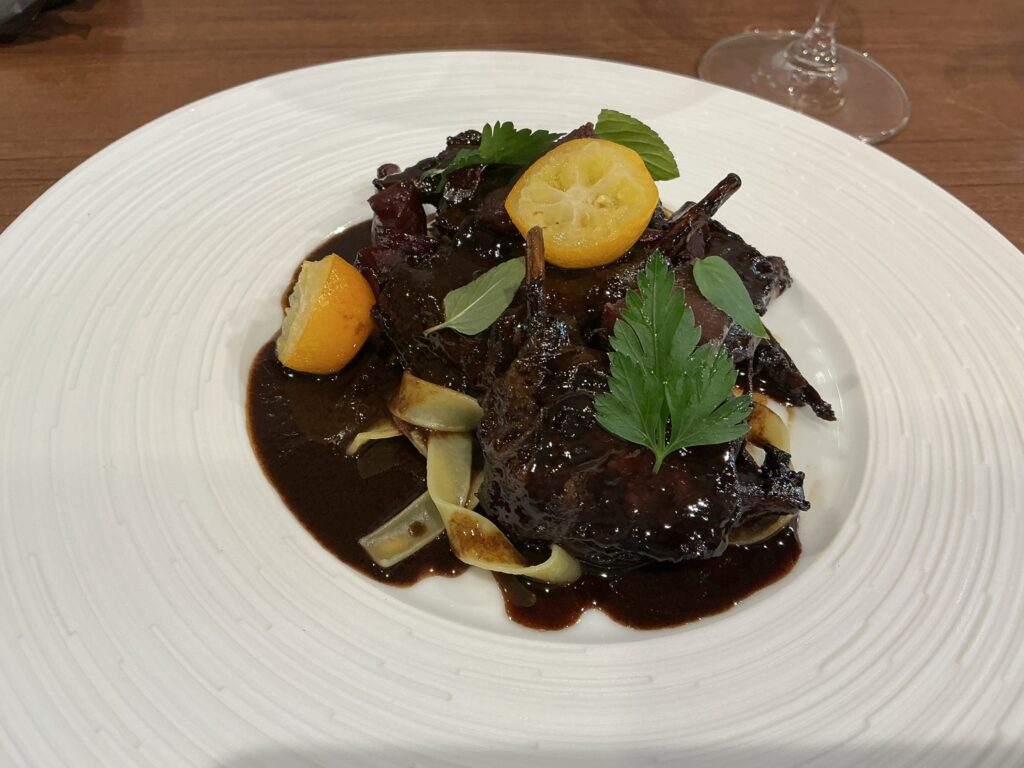 ラクルールデテの青首鴨のモモの赤ワイン煮込み