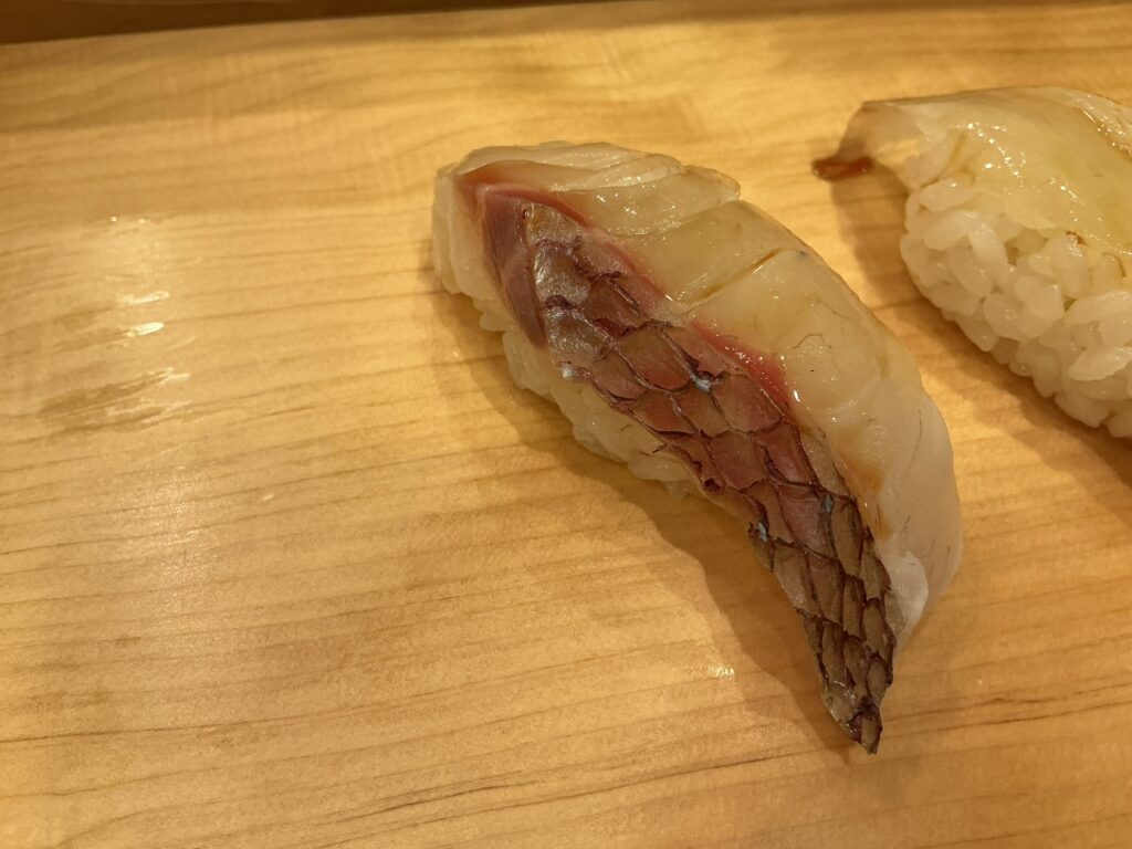 弁天山美家古寿司のマダイ