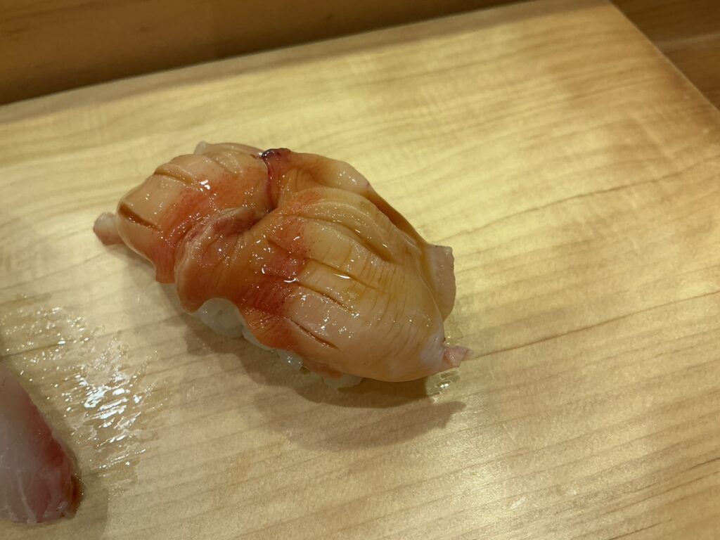 弁天山美家古寿司のアカガイ