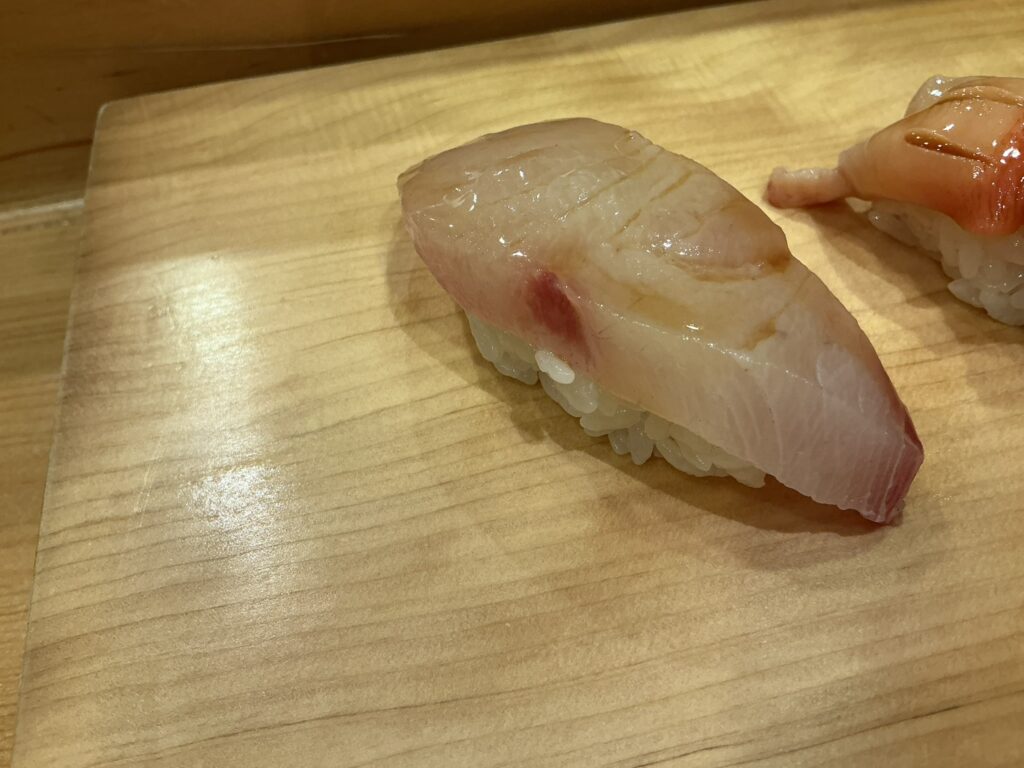 弁天山美家古寿司のシマアジ