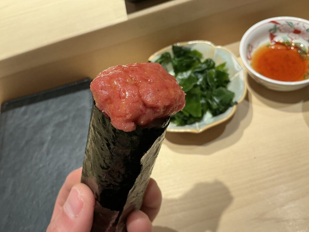 鮨結う紬のメジマグロの手巻き