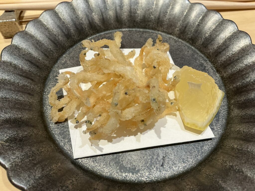 鮨結う紬のシラウオの唐揚げ