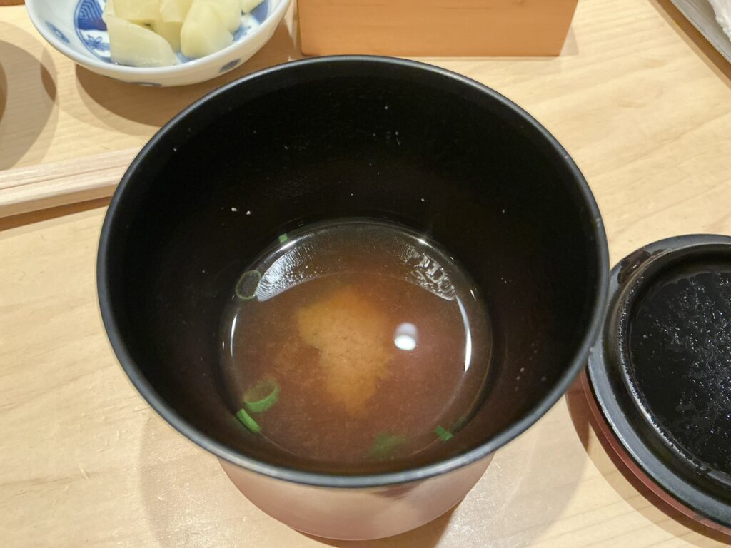 鮨結う紬の赤出汁