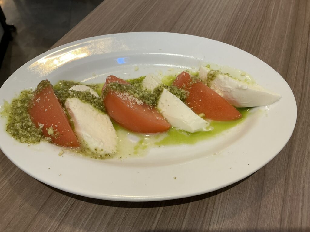 Cheese Meets Meat YOKOHAMAのモッツァレラチーズのカプレーゼ
