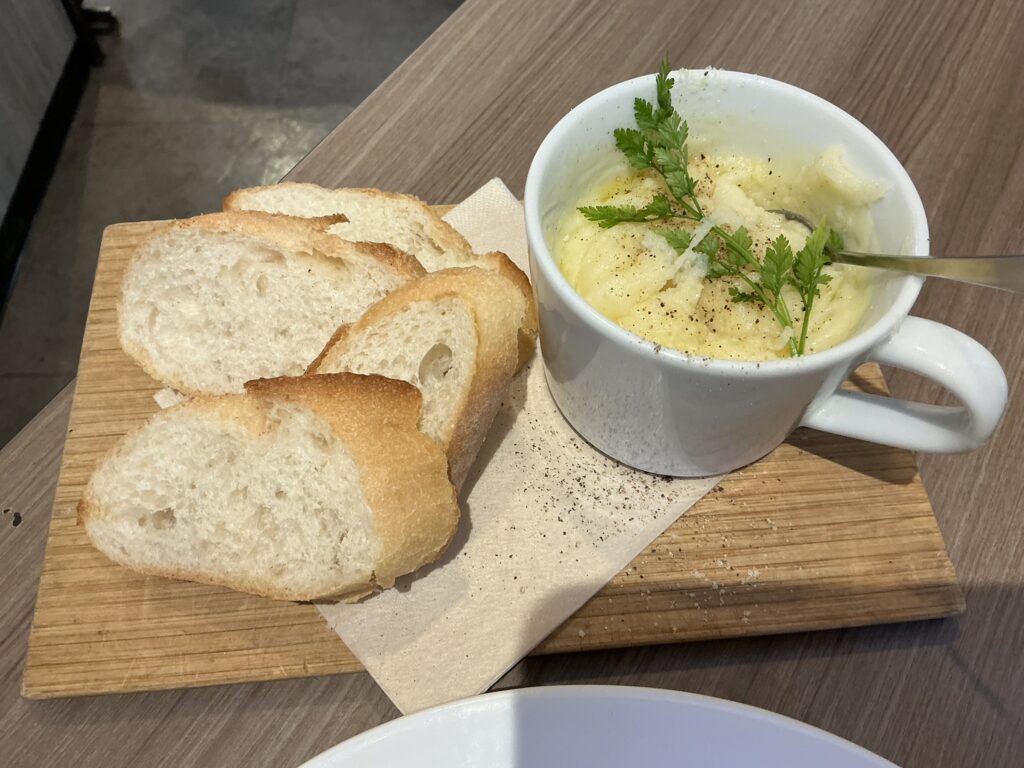 Cheese Meets Meat YOKOHAMAの伸びるチーズのマッシュポテト