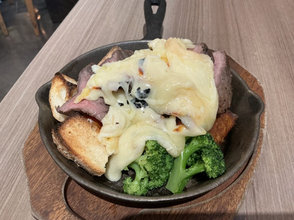 Cheese Meets Meat YOKOHAMAの国産牛ステーキと季節野菜のグリル