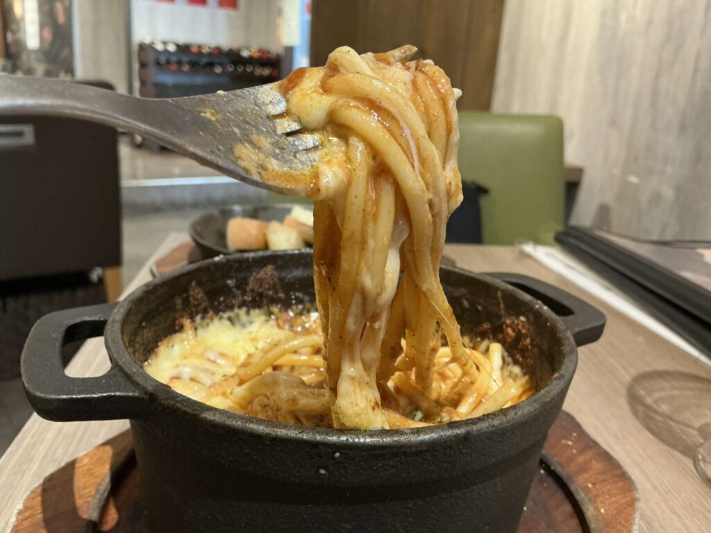 Cheese Meets Meat YOKOHAMAの溶岩チーズミートパスタ