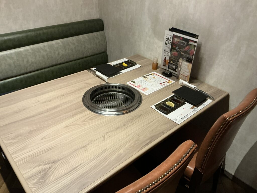 にくTATSUの店内