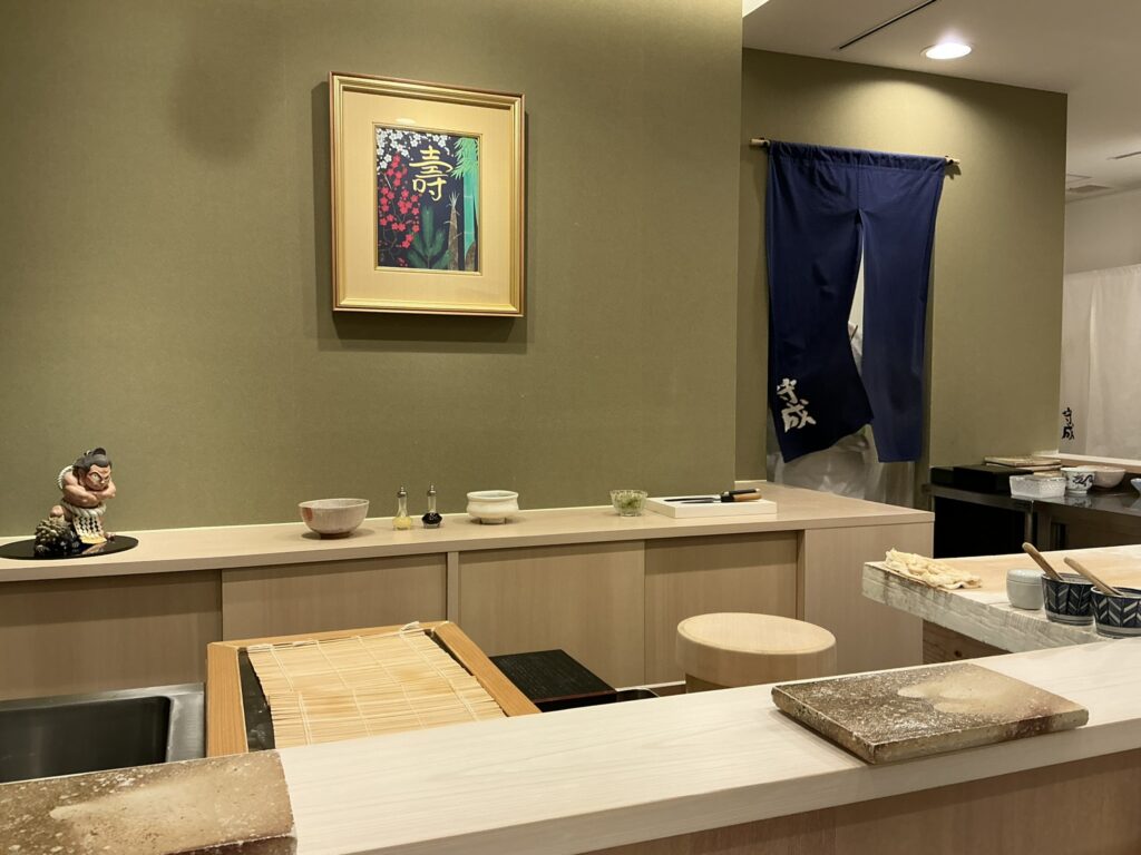 鮨もりなりの店内