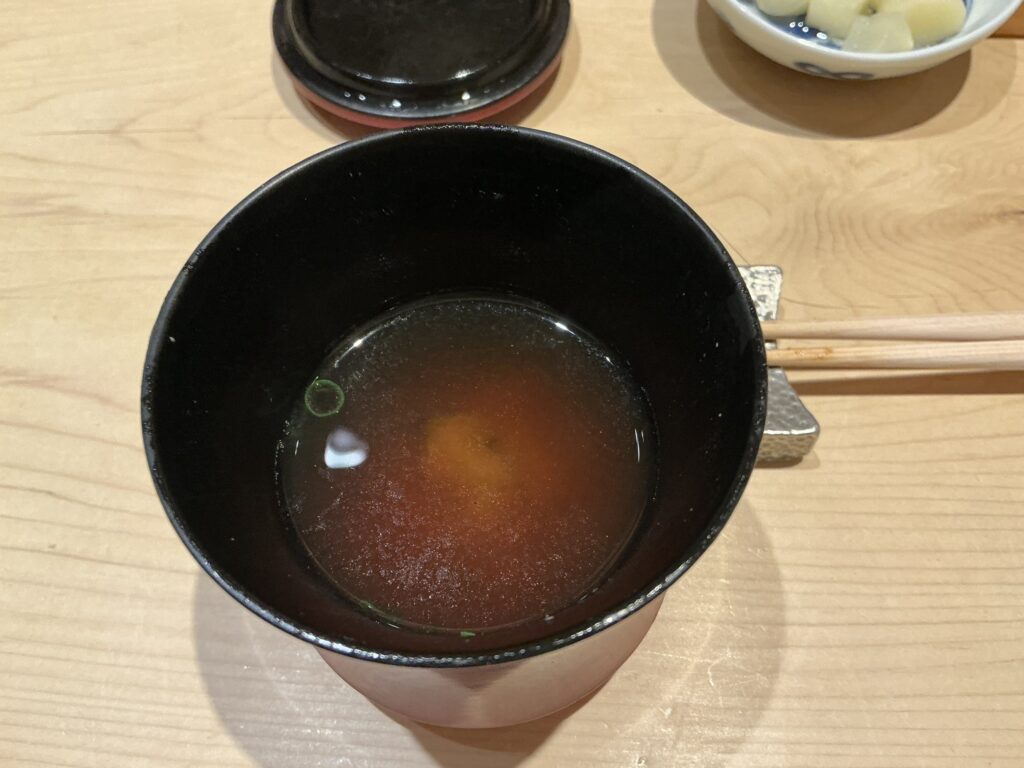 鮨結う紬の赤出汁