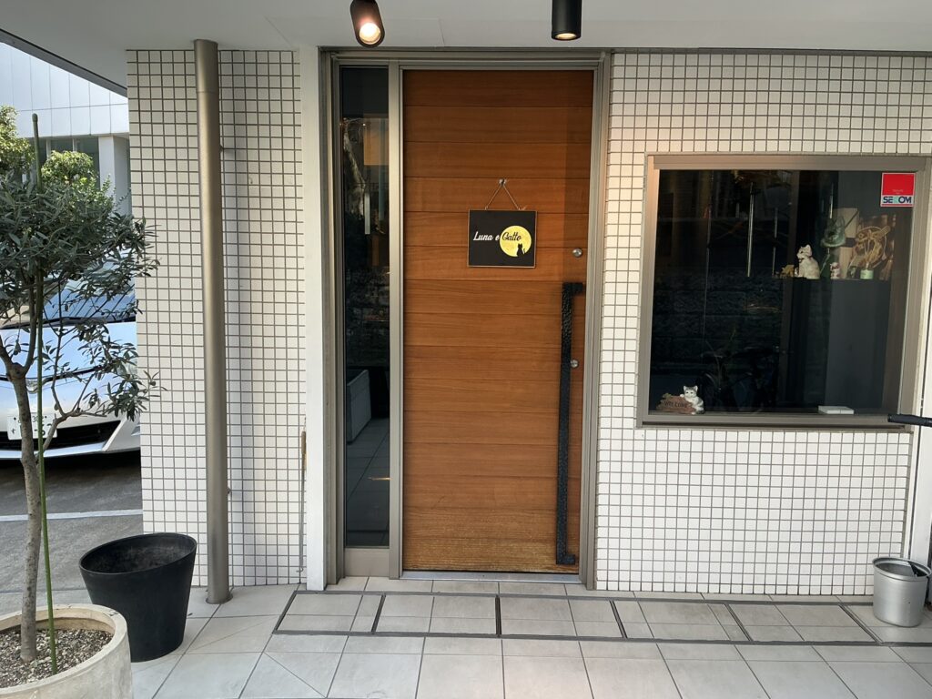 ルナ・エ・ガットの玄関