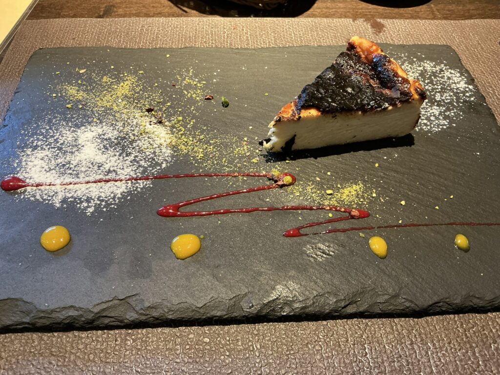 ルナ・エ・ガットのゴルゴンゾーラチーズ風味のバスクチーズケーキ