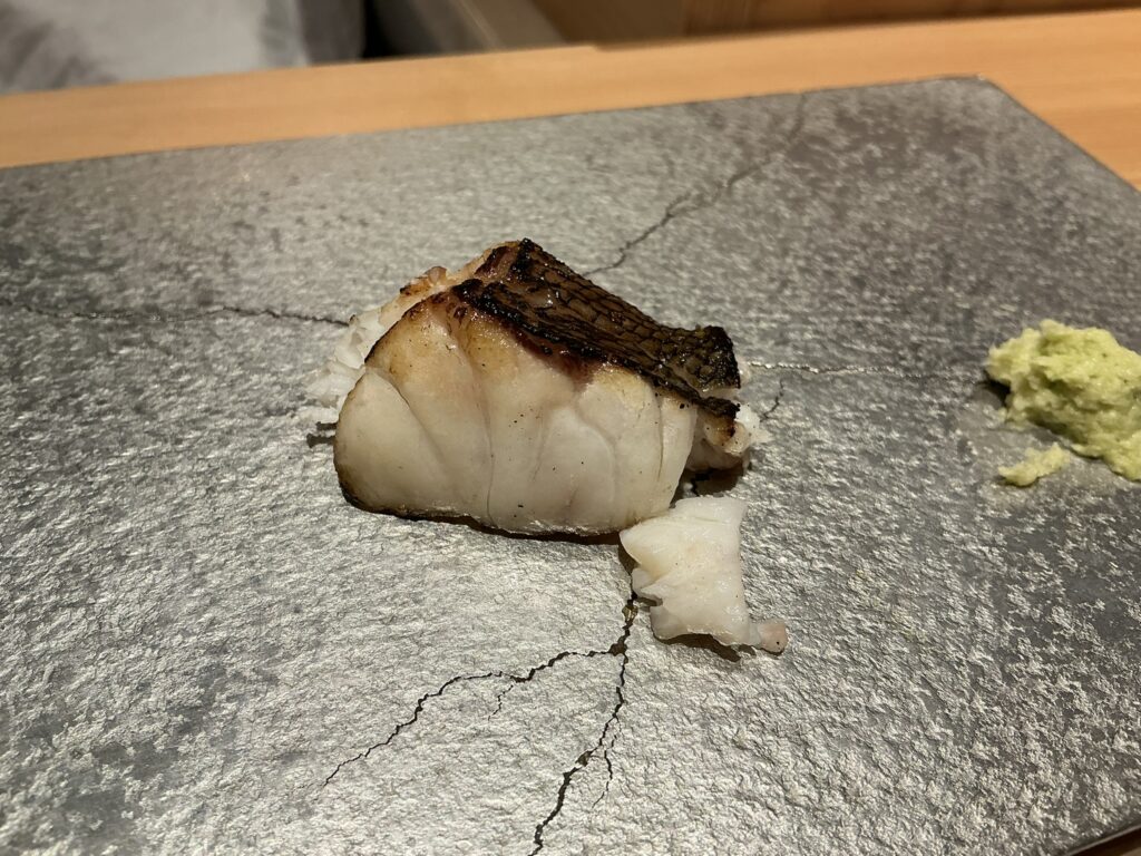 寿司栄のイサキ