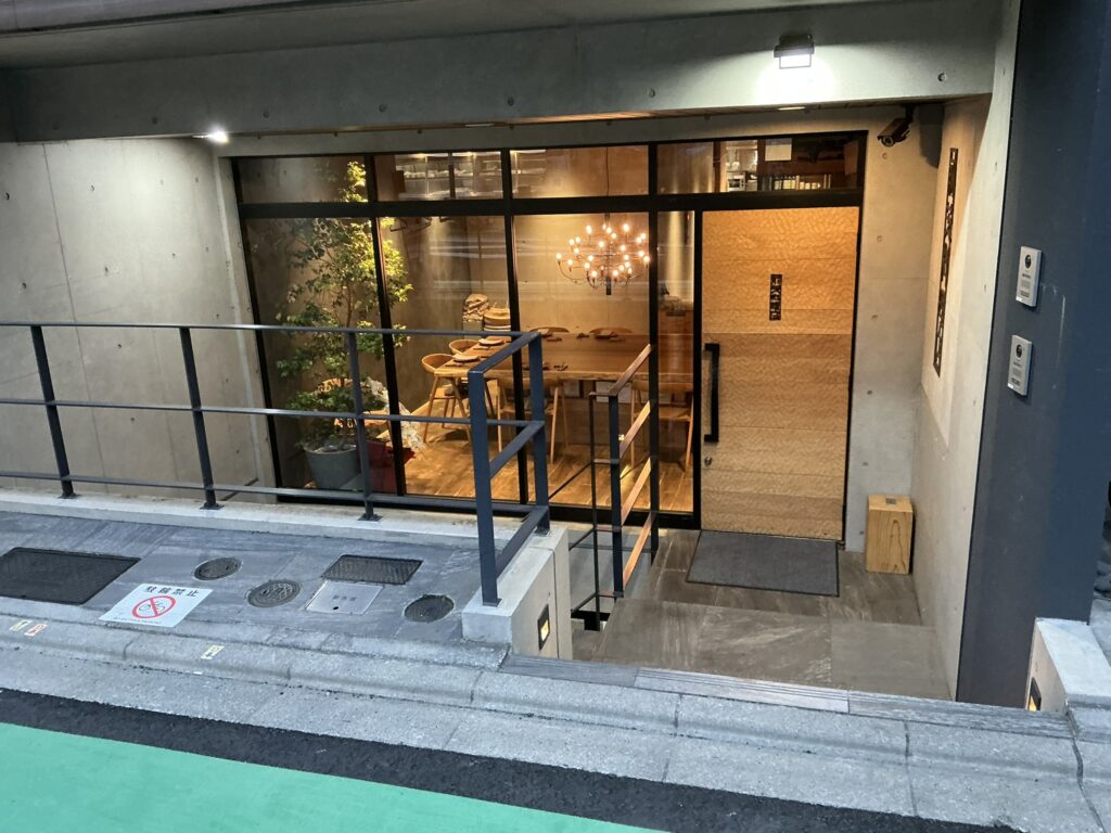 前芝料理店の玄関