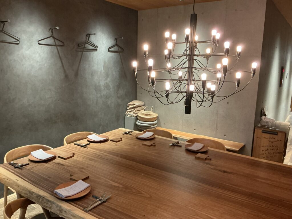 前芝料理店の店内