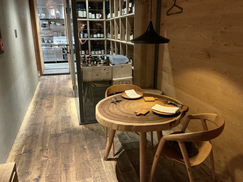 前芝料理店の店内