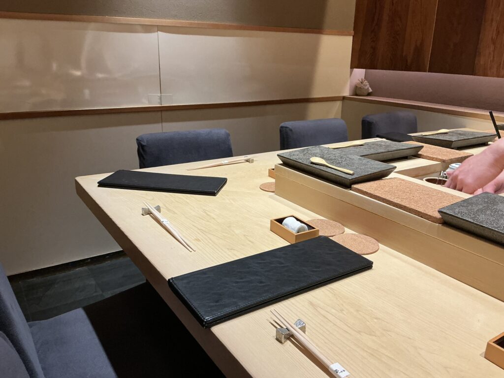 鮨結う紬の店内