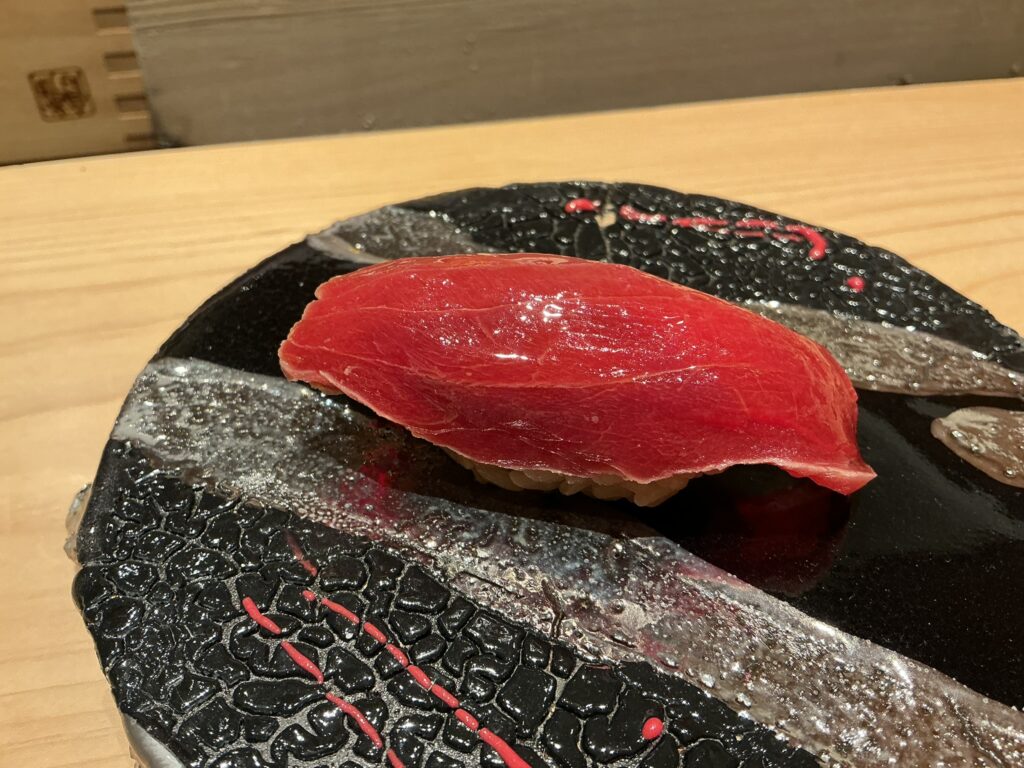 寿司清の背のテンテンの赤身